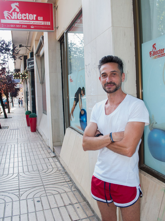 Héctor Gil, Entrenador Personal en Badajoz a las puerta de su sala de entranamiento o gimnasio en pleno centro de Badajoz